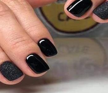 czarny manicure